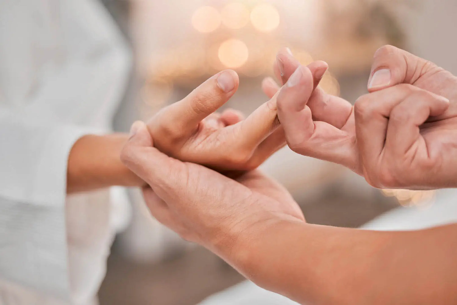 Finger schlafen ein: 3 Ursachen, Symptome und Behandlungsmöglichkeiten